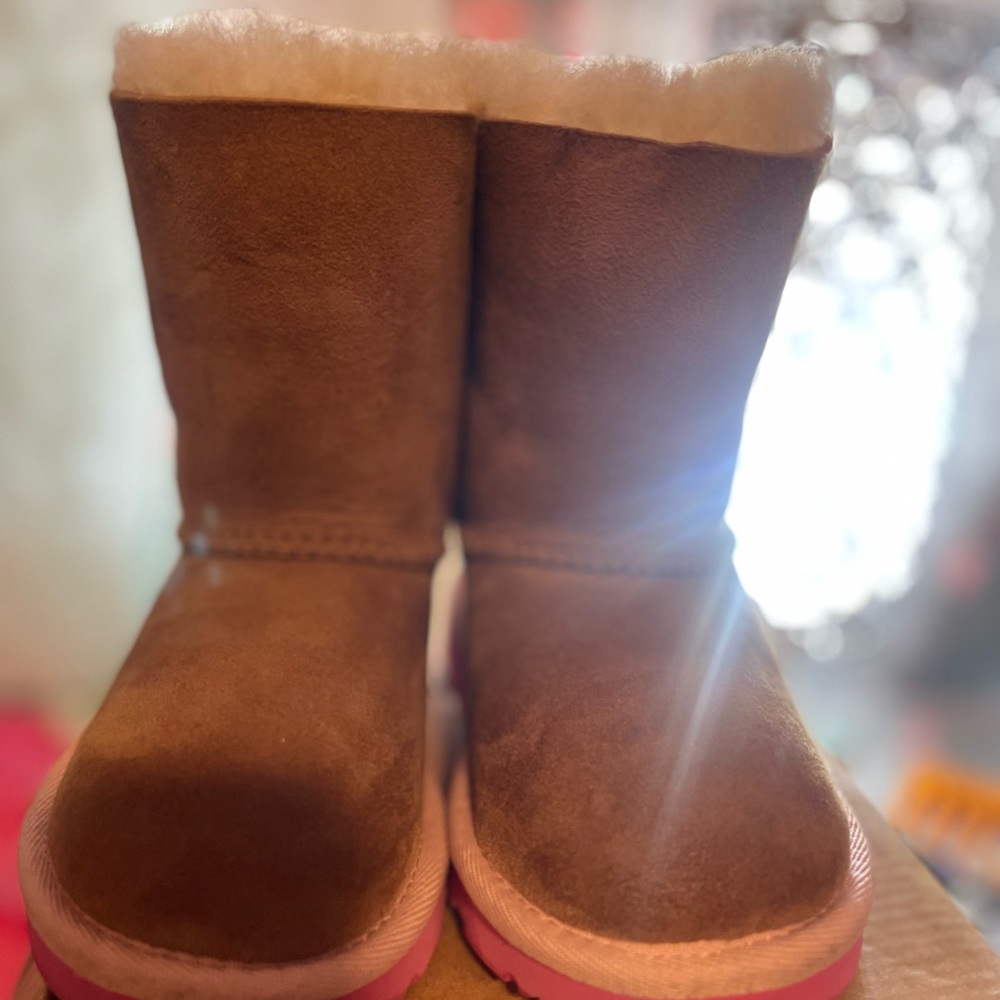 T Bailey Bow II UGG